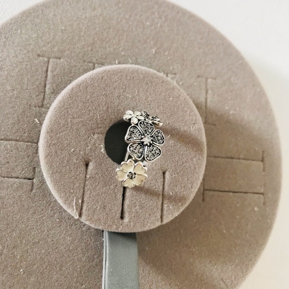 Pandora | Flower Cluster Ring Size 48 (US 4.5) Silver Retired - Picture 4 of 12